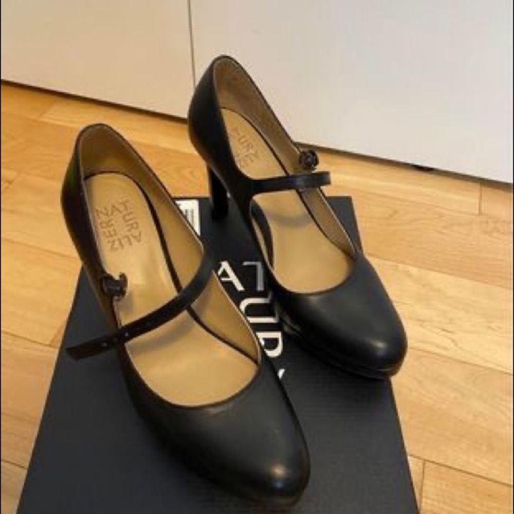 Naturalizer pumps
